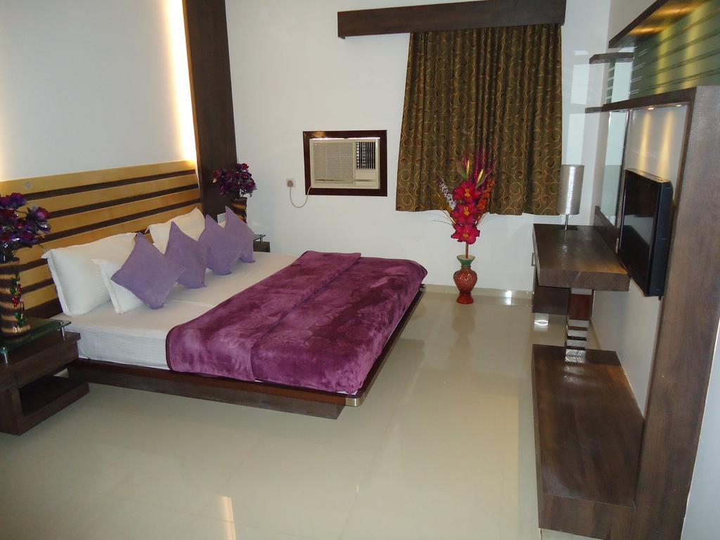 Hotel Sun Plaza Ankleshwar Bagian luar foto