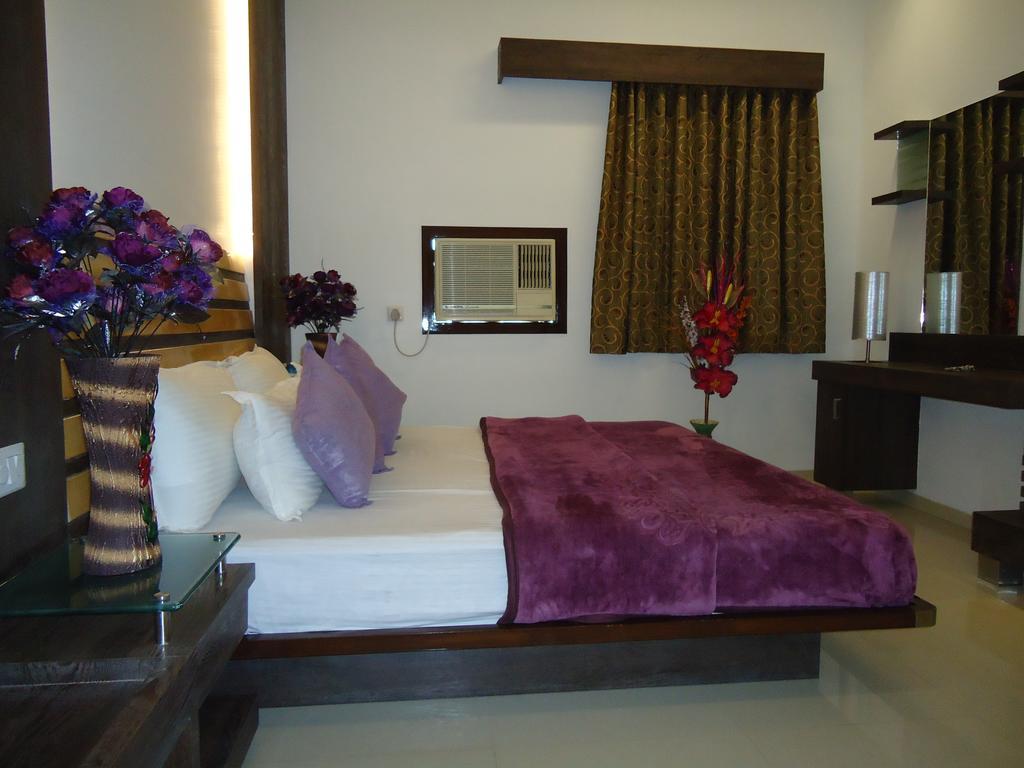 Hotel Sun Plaza Ankleshwar Bagian luar foto