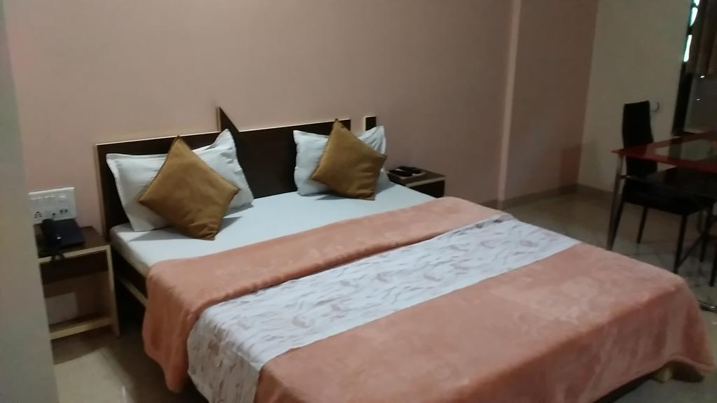 Hotel Sun Plaza Ankleshwar Bagian luar foto