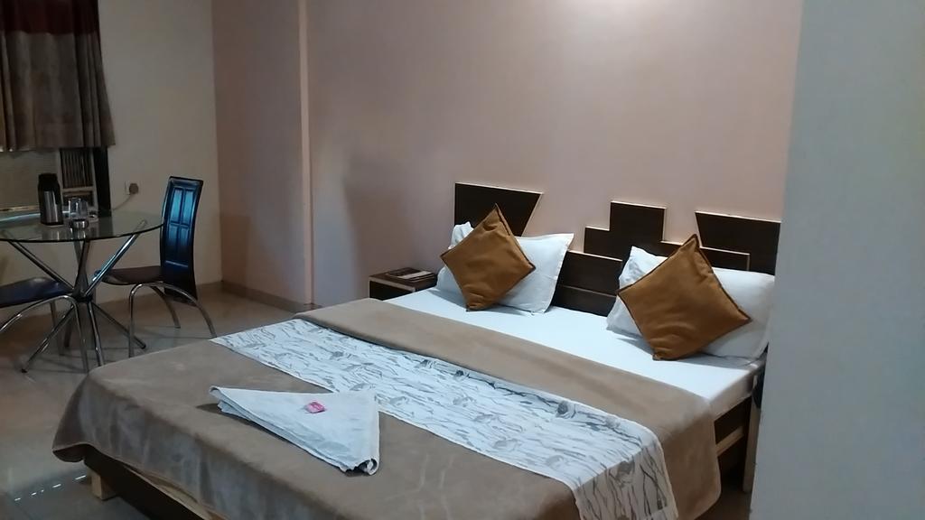 Hotel Sun Plaza Ankleshwar Bagian luar foto