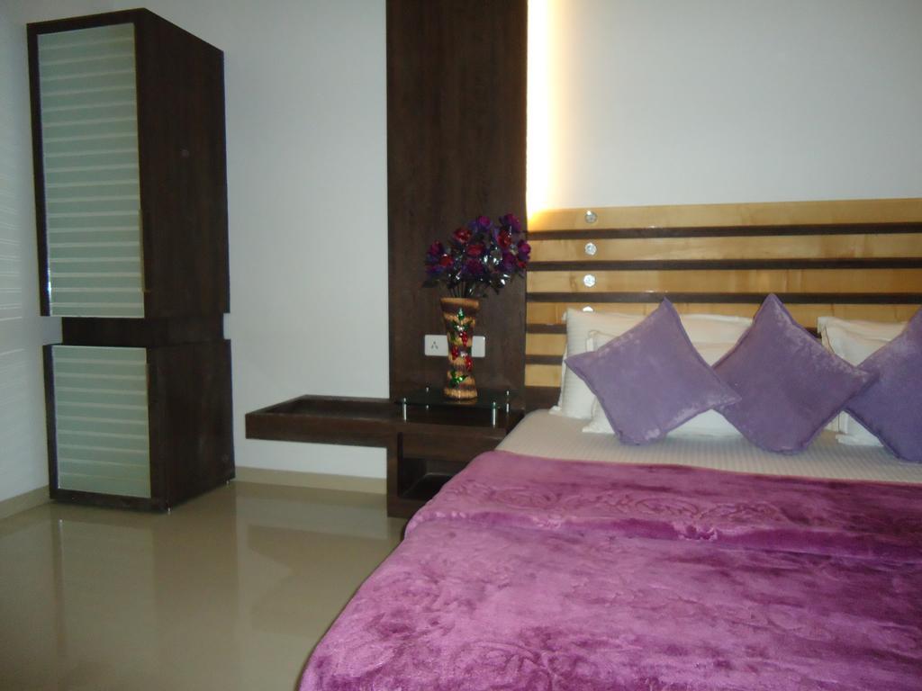 Hotel Sun Plaza Ankleshwar Bagian luar foto