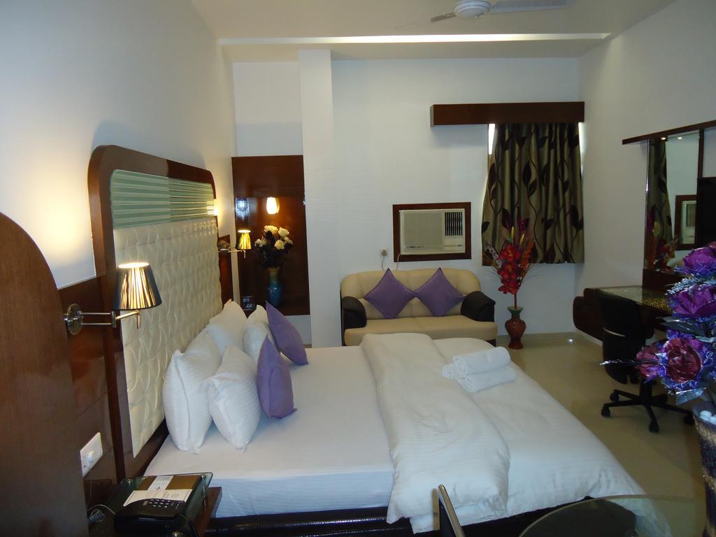 Hotel Sun Plaza Ankleshwar Bagian luar foto